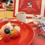 入店時に用意される「いちごティラミスのイタリアンメレンゲ仕立て」。ホットチョコレートをかけて味わう＝神戸ポートピアホテル