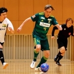 ロービジョンフットサルの日本選手権でプレーする草葉達也さん（（ｃ）Ｈ．Ｗａｎｉｂｅ／ＪＢＦＡ）