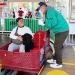 カーレーターがヴィッセル神戸のチームカラーに塗られている＝須磨浦山上遊園