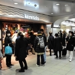 リニューアルに伴い１２店舗が開店し、多くの人でにぎわうさんちか２番街＝神戸市中央区三宮町１