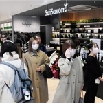 リニューアルに伴い１２店舗が開店し、多くの人でにぎわうさんちか２番街＝神戸市中央区三宮町１