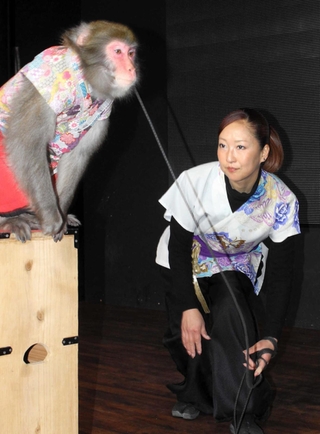 舞台から退く「やまとなでしこ」の大田美由紀さん（右）とハル＝神戸モンキーズ劇場