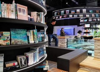 約２５００冊の書籍がずらりと並ぶ「アトアラボ」。特別な空間で読書を楽しめる＝神戸市中央区新港町