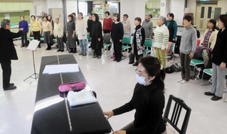 創立６０周年記念演奏会に向けて練習する「すずらんコーラス」のメンバー＝神戸市北区鈴蘭台北町１、コープ鈴蘭台東