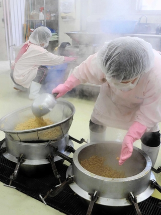 圧力釜でホクホクに煮た大豆を引き上げる＝北区有野中町２