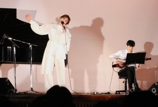 ３日後に卒業式を控えた神戸市立鷹取中学校の３年生に向けて歌声を届けるｅｒｉｃａさん＝神戸市須磨区行幸町２、兵庫大付属須磨ノ浦高校