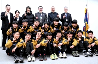 全国大会を前に意気込みを見せる福住ドリームマジックスの男子チーム＝神戸市灘区桜口町４