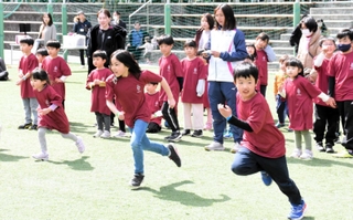 甲南大生が見守る中、全力で走る子どもたち＝神戸市東灘区岡本８、甲南大学