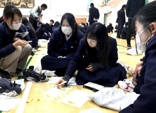 将来の街の課題を考える高校生たち＝神戸市垂水区星陵台