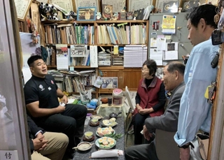 Ｗ杯日本大会後に首藤さん宅を訪ね、食卓を囲んで談笑する具智元（左）＝大分県佐伯市（首藤弘一さん提供）