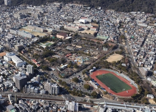 誘致大学が入る予定の王子公園一帯＝２０２２年１月、神戸市灘区
