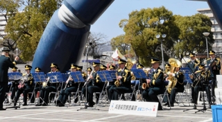 鉄人２８号のモニュメント前で県警音楽隊が開いた能登半島支援コンサート＝神戸市長田区若松町６