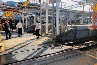 遮断機が降りる神鉄有馬口駅の構内踏切＝北区有野町唐櫃