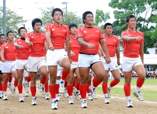 高校総体の開会式で日本文理大付高ラグビー部の仲間たちと笑顔で行進する具智元（最前列中央）＝大分県内（染矢勝義さん提供）