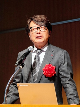 トリドールホールディングスの地域・海外市場戦略について講演する粟田貴也社長＝市産業振興センター（提供）