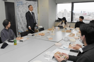 勝川直樹営業部長（左から２人目）の話に耳を傾ける学生ら＝神戸市役所