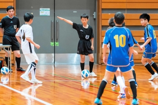 フットサルの３級審判員として活動する松井利憲さん＝２０２３年１０月、大阪市内（提供写真）