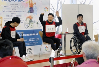 トークショーで競技の魅力などを語った芦田創さん（中央）と大矢勇気さん（右）＝トヨタハートフルプラザ神戸
