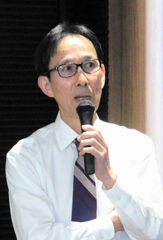 乳がんの予防法や治療について語る奥野敏隆医師＝神戸市灘区岩屋北町１、兵庫県予防医学協会健診センター
