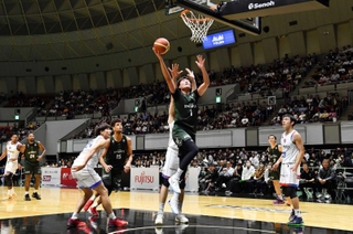 ホーム開幕戦でプレーする神戸ストークスの選手ら＝２０２３年１０月２５日、神戸市中央区港島中町６、ワールド記念ホール