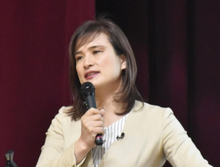 幼少期を神戸で過ごした谷生俊美さん。「生まれてきた奇跡の子に、恥ずかしくないママでいたい」と思いを語る＝神戸市長田区池田谷町２、長田高校