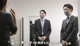 ゲイカップルを取り上げたドキュメンタリー映像の一場面