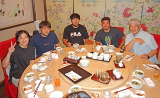 写真に収まる（右から）具東春さん、具智元。（左から）母の李銀淑さん、兄の具智允さん＝三重県内（具智允さん提供）