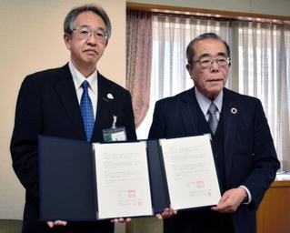 協定書を交わした下村隆彦社長（右）と森下貴浩局長＝神戸市役所