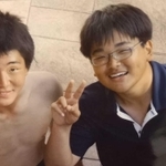 ラグビー留学時代に写真に納まる具智元（右）と兄の具智允さん（具智允さん提供）