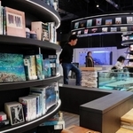 約２５００冊の書籍がずらりと並ぶ「アトアラボ」。特別な空間で読書を楽しめる＝神戸市中央区新港町