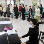 創立６０周年記念演奏会に向けて練習する「すずらんコーラス」のメンバー＝神戸市北区鈴蘭台北町１、コープ鈴蘭台東
