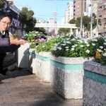 ポートピア花壇を探す酒本さん＝神戸市中央区元町通６