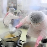 圧力釜でホクホクに煮た大豆を引き上げる＝北区有野中町２