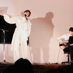 ３日後に卒業式を控えた神戸市立鷹取中学校の３年生に向けて歌声を届けるｅｒｉｃａさん＝神戸市須磨区行幸町２、兵庫大付属須磨ノ浦高校