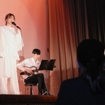 神戸市立鷹取中学校３年生に向けてエールを送る歌手のｅｒｉｃａさん＝神戸市須磨区行幸町２、兵庫大付属須磨ノ浦高校