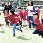 甲南大生が見守る中、全力で走る子どもたち＝神戸市東灘区岡本８、甲南大学