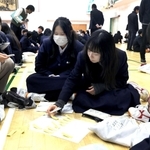 将来の街の課題を考える高校生たち＝神戸市垂水区星陵台