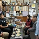 Ｗ杯日本大会後に首藤さん宅を訪ね、食卓を囲んで談笑する具智元（左）＝大分県佐伯市（首藤弘一さん提供）