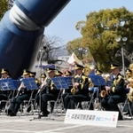 鉄人２８号のモニュメント前で県警音楽隊が開いた能登半島支援コンサート＝神戸市長田区若松町６