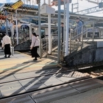 遮断機が降りる神鉄有馬口駅の構内踏切＝北区有野町唐櫃