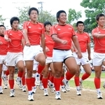 高校総体の開会式で日本文理大付高ラグビー部の仲間たちと笑顔で行進する具智元（最前列中央）＝大分県内（染矢勝義さん提供）