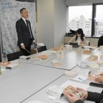 勝川直樹営業部長（左から２人目）の話に耳を傾ける学生ら＝神戸市役所