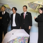 三宮周辺のキービジュアルがデザインされた傘＝神戸市役所
