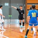 フットサルの３級審判員として活動する松井利憲さん＝２０２３年１０月、大阪市内（提供写真）