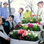 色とりどりの花が飾られたプランターを置く竜が台小学校の児童ら＝須磨区竜が台６