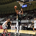 ホーム開幕戦でプレーする神戸ストークスの選手ら＝２０２３年１０月２５日、神戸市中央区港島中町６、ワールド記念ホール