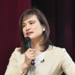 幼少期を神戸で過ごした谷生俊美さん。「生まれてきた奇跡の子に、恥ずかしくないママでいたい」と思いを語る＝神戸市長田区池田谷町２、長田高校