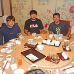 写真に収まる（右から）具東春さん、具智元。（左から）母の李銀淑さん、兄の具智允さん＝三重県内（具智允さん提供）