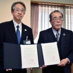 協定書を交わした下村隆彦社長（右）と森下貴浩局長＝神戸市役所