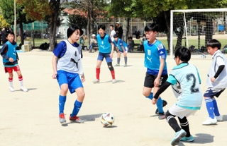 一緒にサッカーを楽しむ能登と神戸の児童ら＝神戸市東灘区魚崎南町１